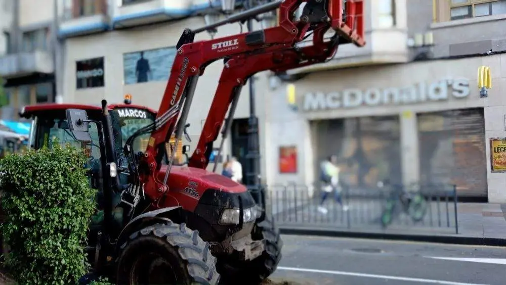 manifestacion-ganaderos-tractores-oviedo