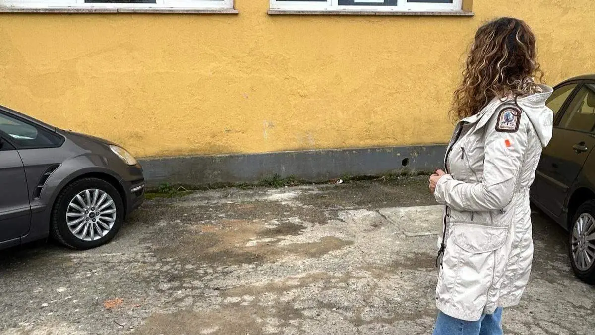 Graciela Velasco ante uno de los socavones en la zona del colegio