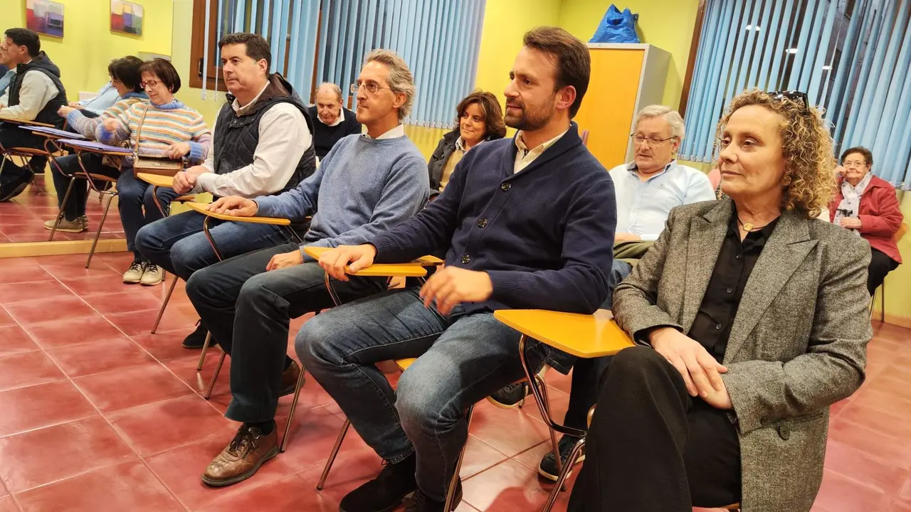 Ascanio Gonz&aacute;lez y Queipo entre Silverio Arg&uuml;elles y Beatriz Llaneza, con Beatriz Polledo detr&aacute;s