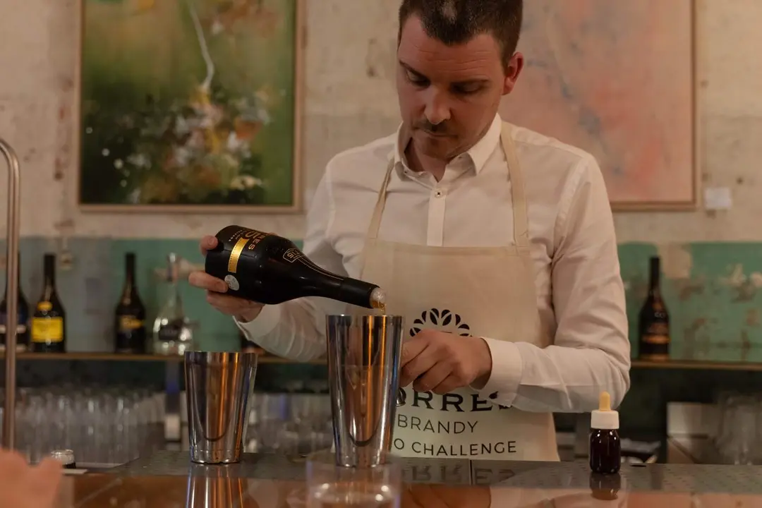 Alberto D&iacute;az, propietario de El Patio de butacas, preparando un c&oacute;ctel