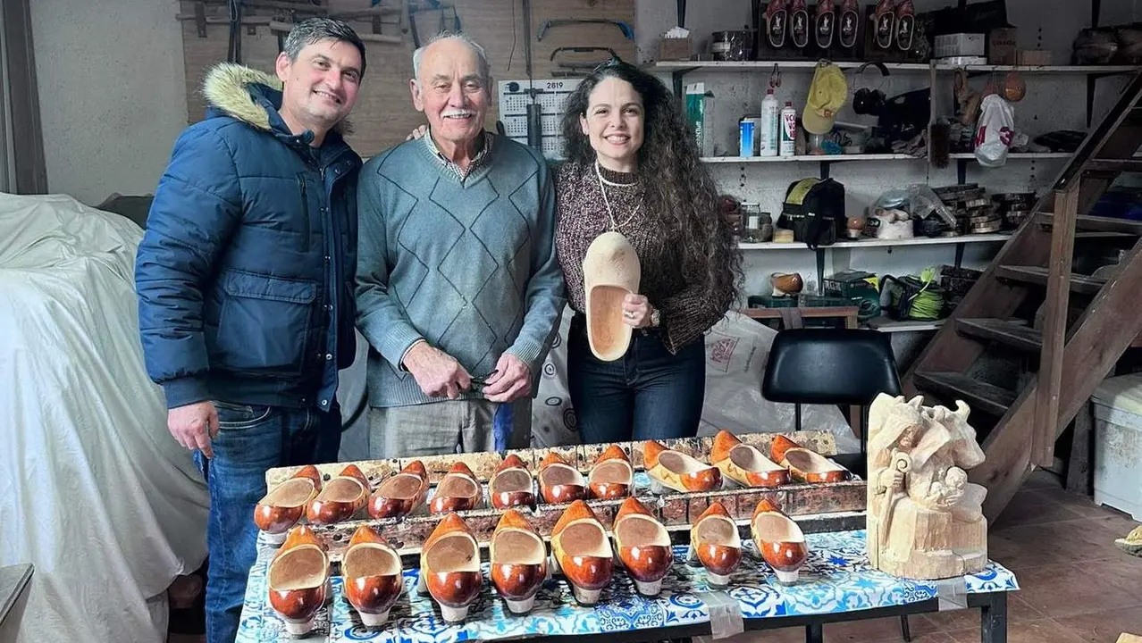 Maikel Vald&eacute;s y Teresa Denisse posan con Manolo "el madre&ntilde;ero" en su taller