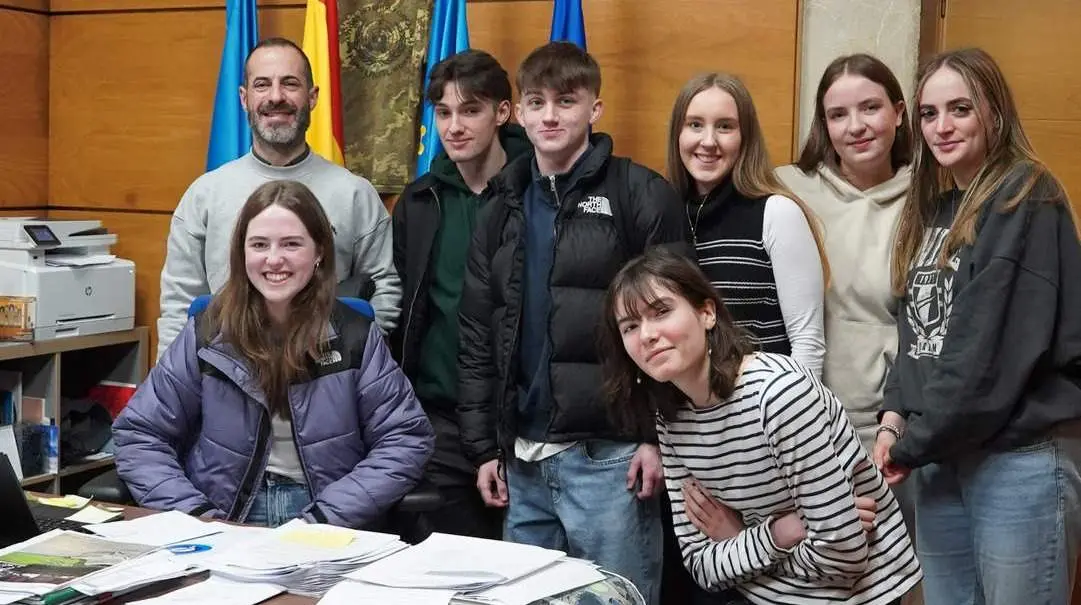 Los alumnos de la Belfast Royal Academy, con el alcalde