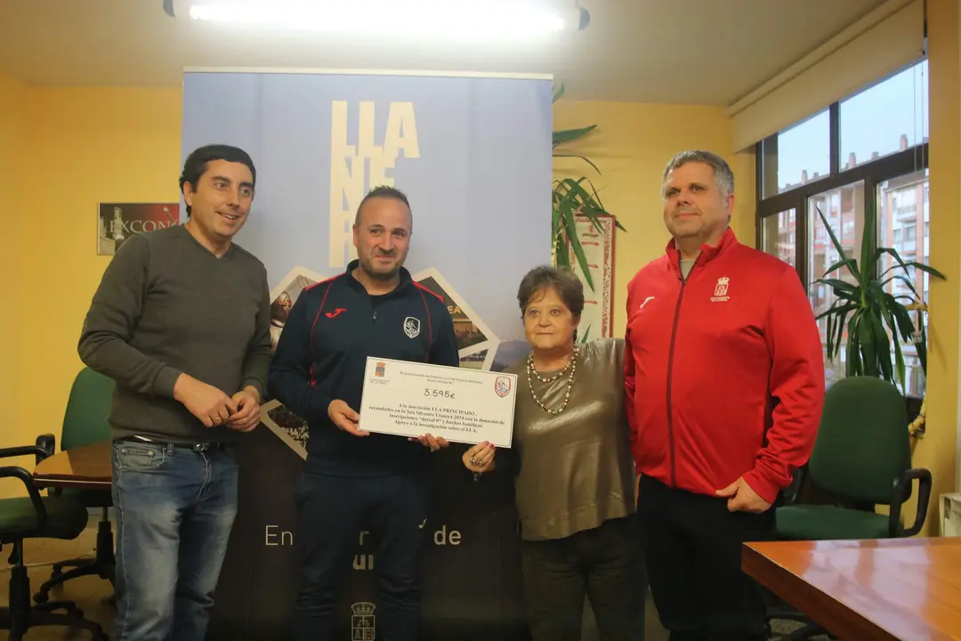 De izda a dcha, el alcalde, Gerardo Sanz, Efr&eacute;n Men&eacute;ndez, Mar&iacute;a Jos&eacute; &Aacute;lvarez y Jos&eacute; Antonio Gonz&aacute;lez