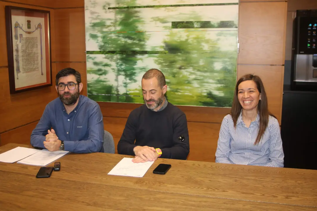 El alcalde flanqueado por Rub&eacute;n Mart&iacute;n y Mar Fern&aacute;ndez, de UNIOVI