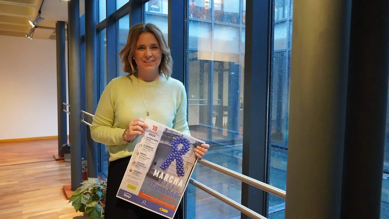 La concejala de Educaci&oacute;n, Igualdad y Juventud, Eva Iglesias, con el cartel de la marcha