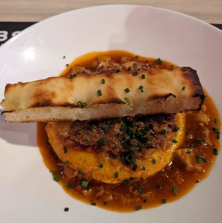 "Tortilla de patata y cebolla con salsa de callos y crujiente de oreja de cerdo" del Restaurante BRAVO di Première