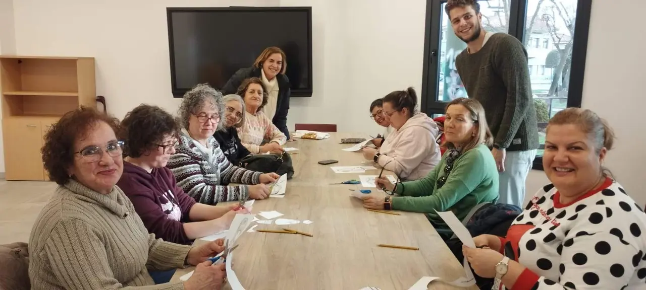La concejala Montse Alonso con algunas de las alumnas de los talleres