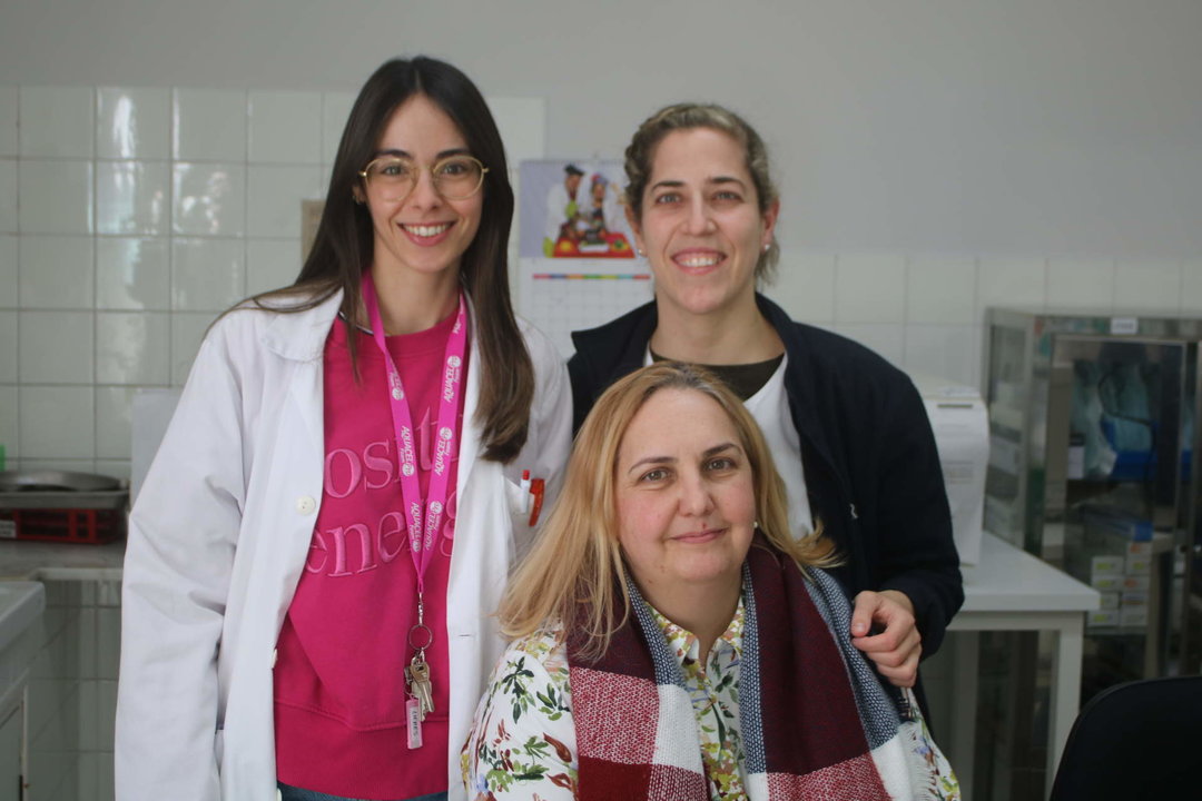 De izda a dcha, la doctora Beatriz Martínez y la enfermera Sara Fernández con Inés Estrada delante