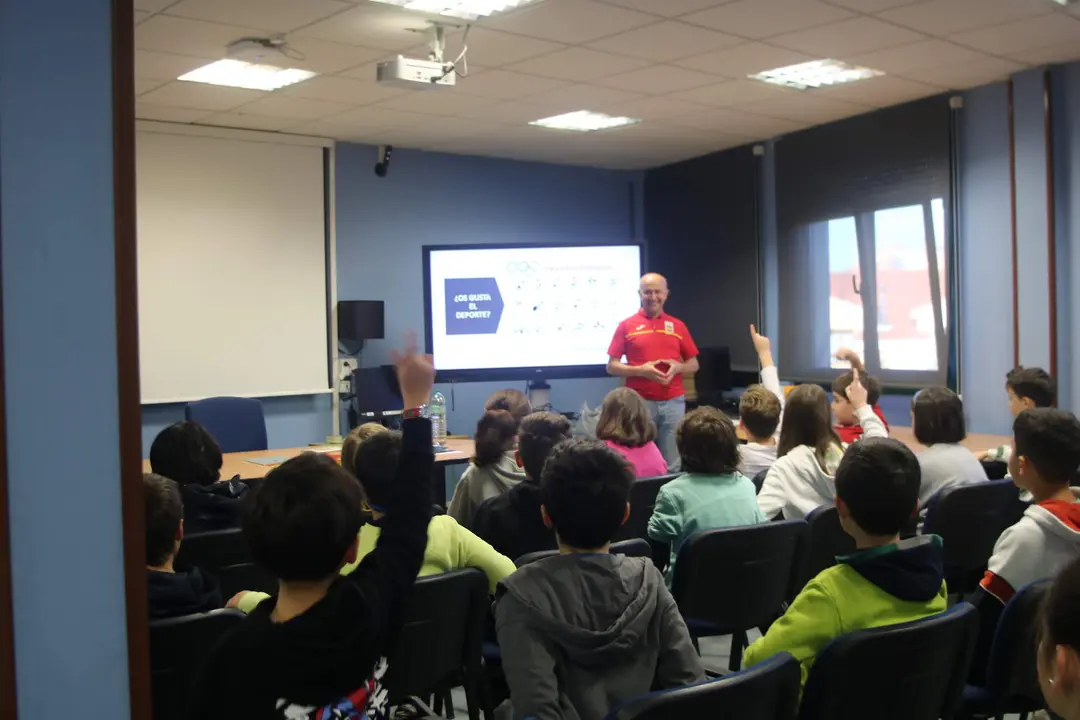 Un momento de la charla de Alejandro Torralbo en el CP de La Fresneda