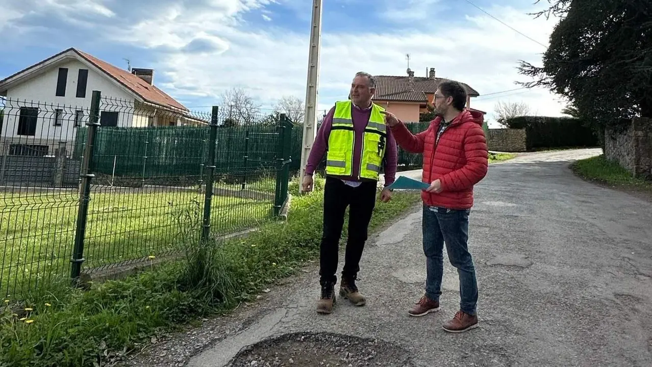 El concejal de Zona rural, Alejandro Villa, con el ingeniero municipal, David Llanos