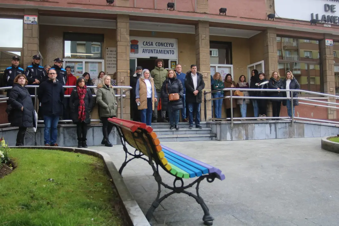 Participantes en el minuto de silencio ante el ayuntamiento de Llanera