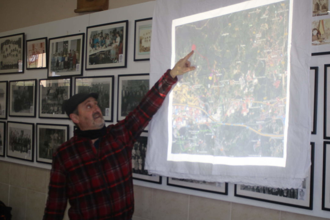 Fructuoso Pontigo, miembro de la Coordinadora Ecoloxista, muestra a los vecinos la ubicación de las baterías