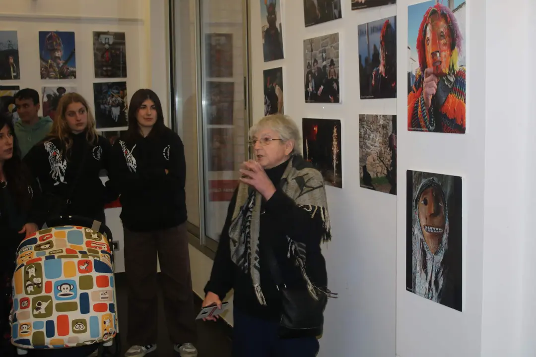 La fot&oacute;grafa Mercedes V&aacute;zquez en un momento de la charla frente a su obra