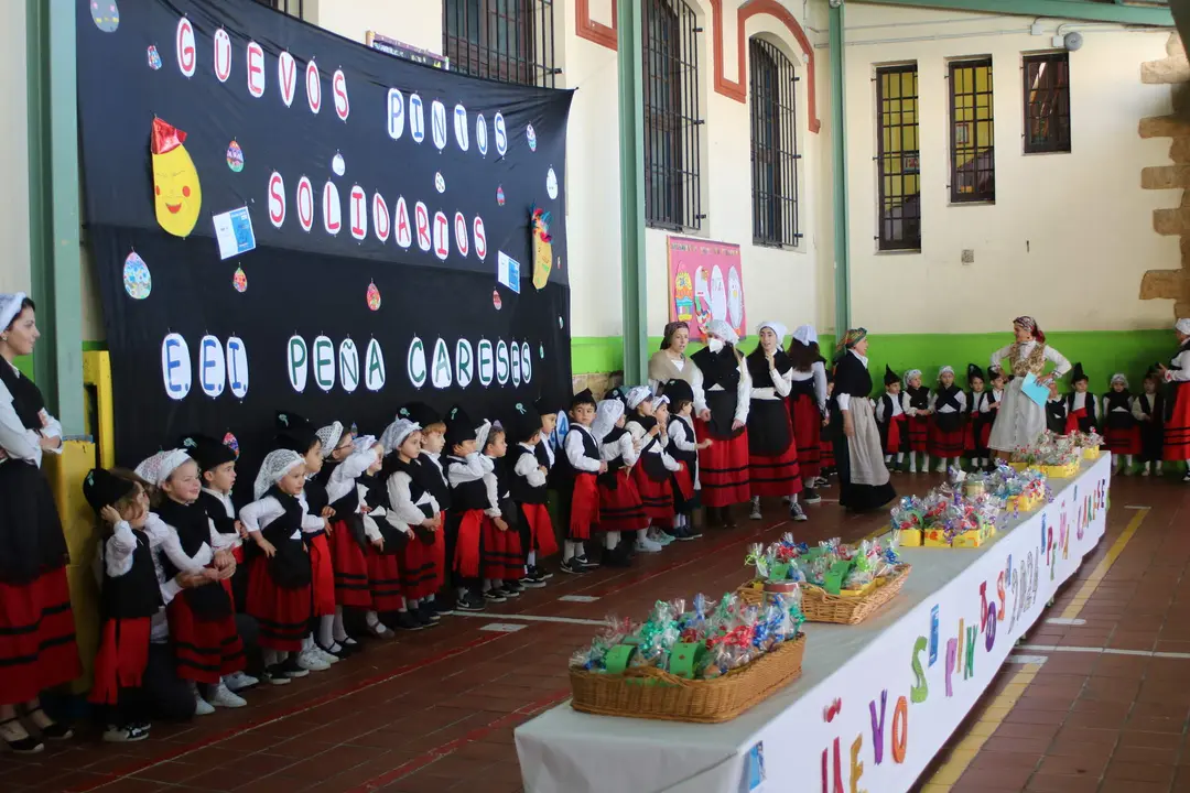 Algunos de los alumnos del Pe&ntilde;a Careses en el mercadillo solidario