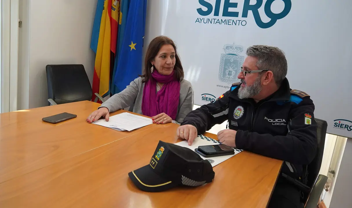 La concejala, Patricia Antu&ntilde;a y el agente de polic&iacute;a Sergio Luaces