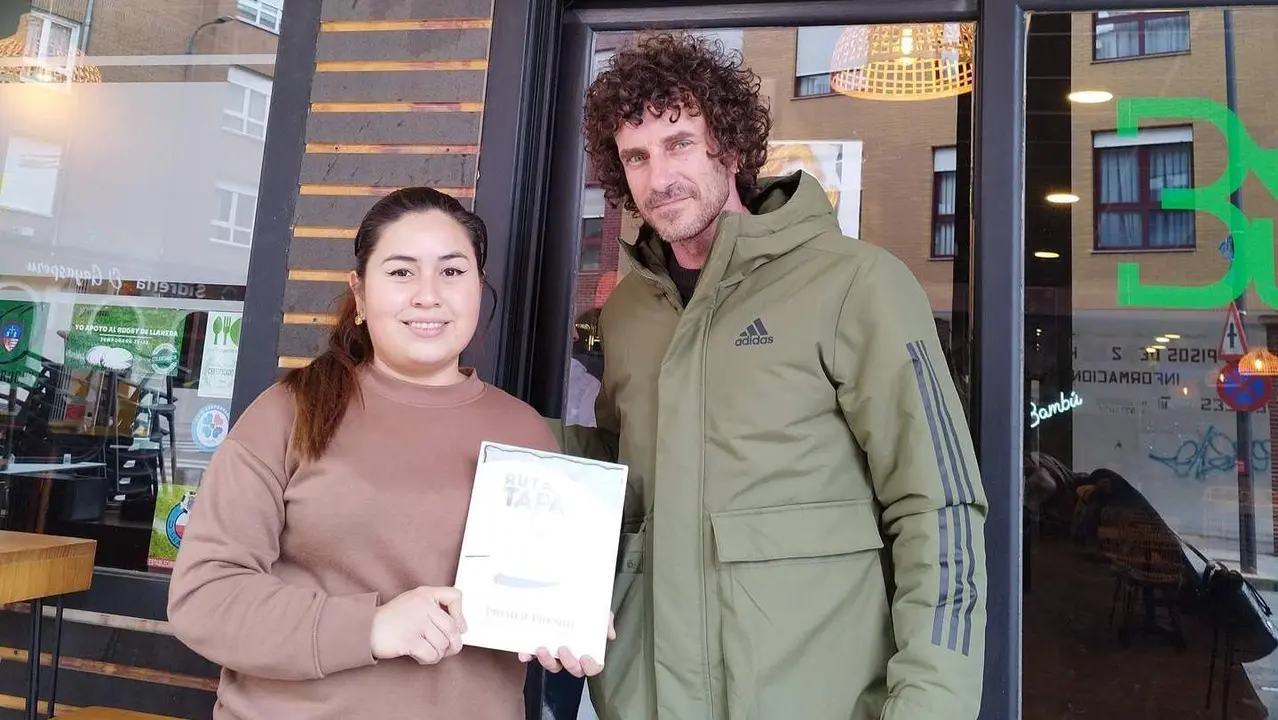 Tamara Vera, propietaria del Restaurante Bamb&uacute;, con el diploma acreditativo como vencedor de la Ruta de la Tapa, entregado por el concejal Iv&aacute;n P&eacute;rez