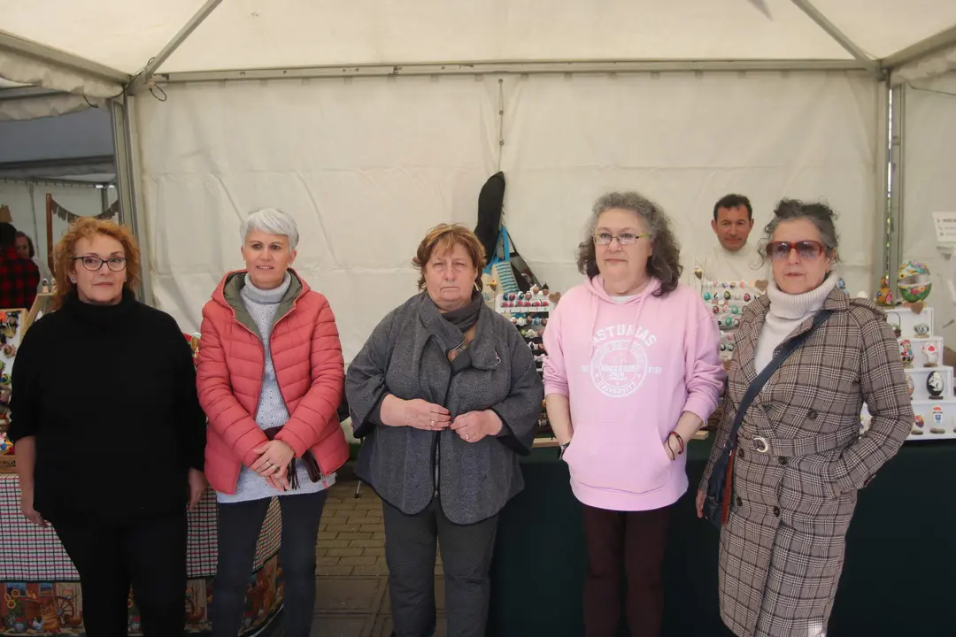 Algunas de las artesanas del Mercau de G&uuml;evos Pintos de Pola