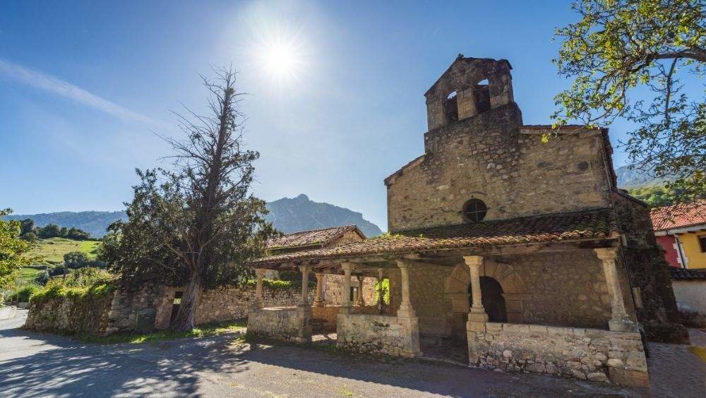 Iglesia Santa María Magdalena en Cabrales.
Turismo Asturias