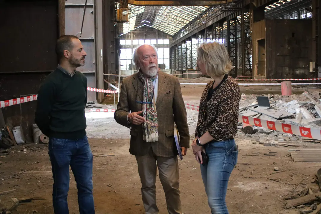 &Aacute;ngel Garc&iacute;a, junto al arquitecto Emilio Llano y la concejala Susana Madera en el interior de una de las naves abandonadas de Fundici&oacute;n Nodular