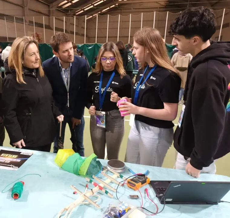 La consejera de Educaci&oacute;n, Lydia Espina, y el director general de Inclusi&oacute;n Educativa y Ordenaci&oacute;n David, con un grupo de alumnos