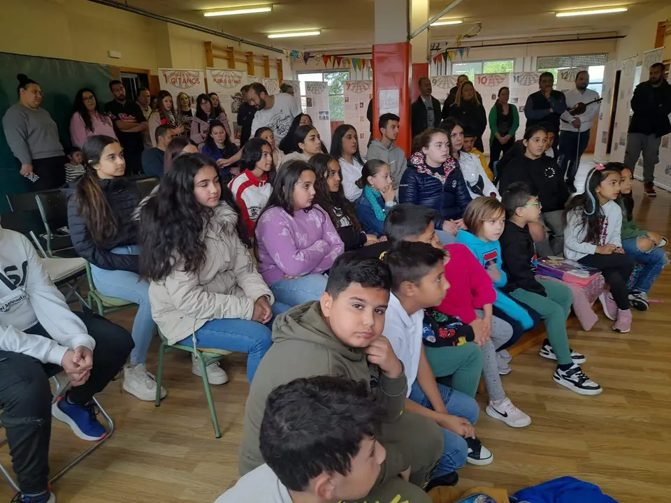 Alumnos del CP Granda asisten a  la inauguraci&oacute;n de la Semana Cultural Roman&iacute;