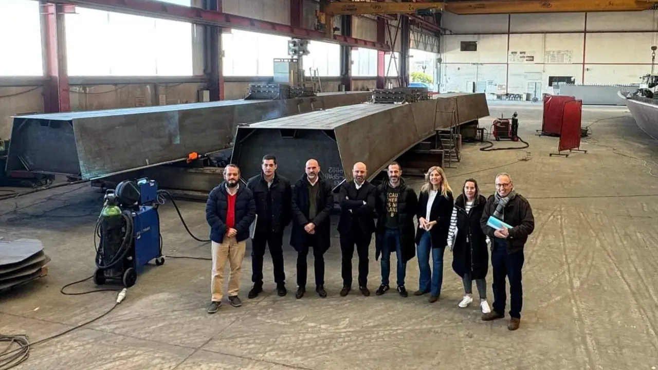 De izquierda a derecha, Marco Antonio Guti&eacute;rrez, gerente de Met&aacute;licas Estrumar; Josu&eacute; Ortega, de la empresa adjudicataria OGENSA; Adolfo Rodr&iacute;guez, de la empresa adjudicataria OGENSA; Luis Fern&aacute;n Gonz&aacute;lez, proyectista; Alejandra Cuadriello, concejala de la PFV; y los ingenieros municipales Leire Gabilondo y Juan Carlos &Aacute;lvarez