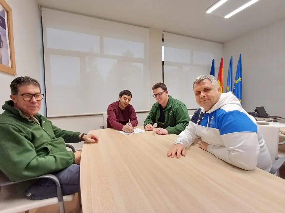 De izquierda a derecha, Juan Pis, Gerardo Sanz, Carlos Areces y Jos&eacute; Antonio Gonz&aacute;lez, en el momento de la renovaci&oacute;n del convenio