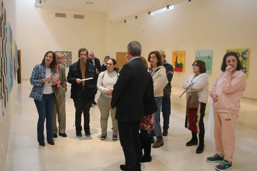La concejala Mar&iacute;a Jos&eacute; Fern&aacute;ndez, primera por la izquierda, vista la exposici&oacute;n acompa&ntilde;ada por el resto de autoridades y los miembros del Centro de adultos La Arboleya