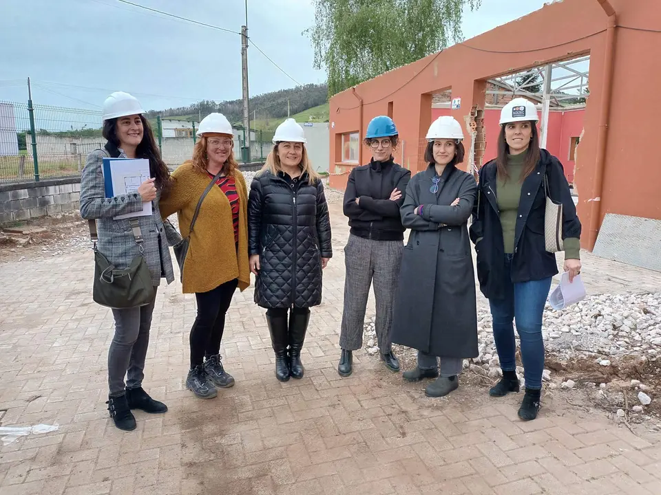 La consejera Lydia Espina, con personal t&eacute;cnico municipal y las responsables de la obra de la escuelina de La Estaci&oacute;n/Lugo de Llanera.