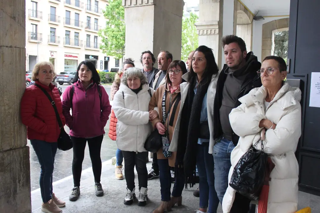 Representantes de los vecinos del barrio de Pumarabule, en Siero
