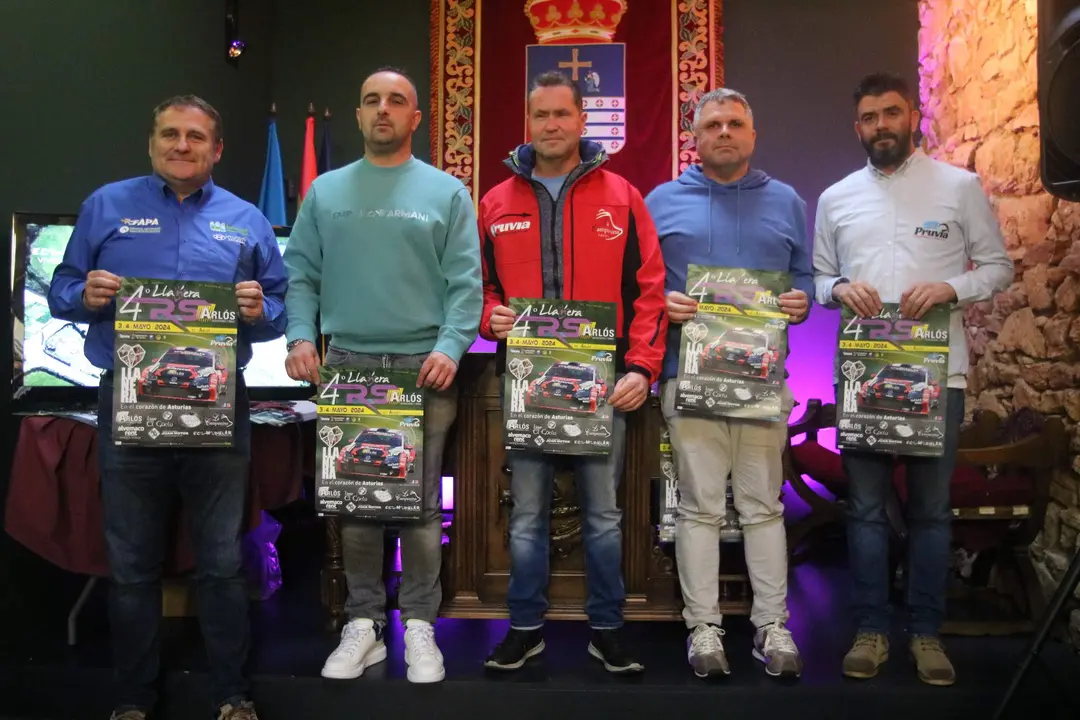 De izda a dcha, Venerando &Aacute;lvarez, de la FAPA; Jos&eacute; Alberto Guti&eacute;rrez,&nbsp;piloto;Jos&eacute; Carlos Men&eacute;ndez, piloto, Jos&eacute; Antonio y Luis D&iacute;az, organizador