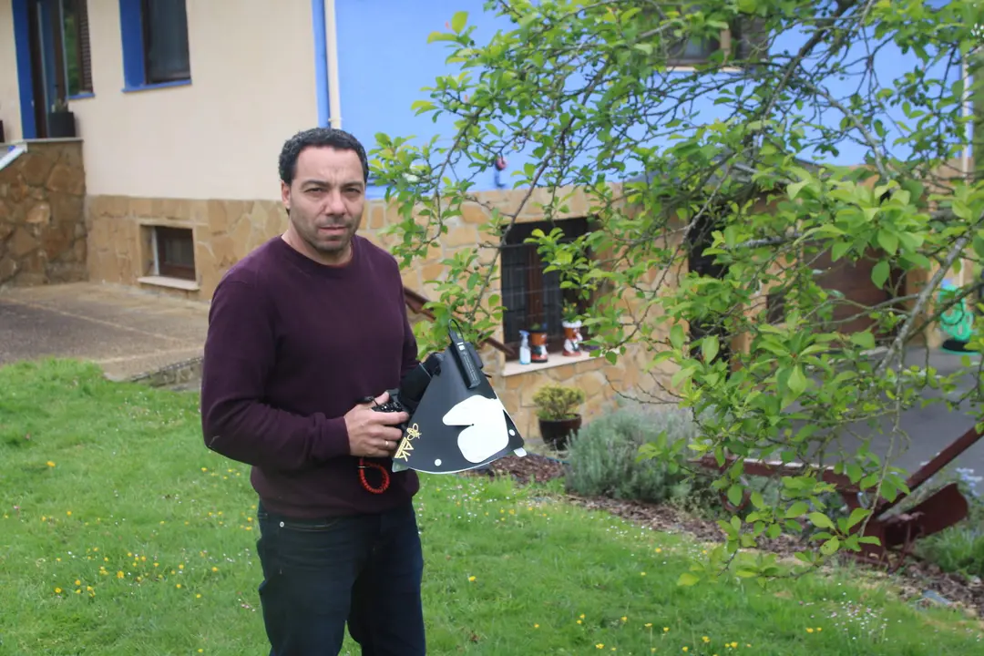 Jos&eacute; Manuel Lois, en su casa portando su c&aacute;mara pertrechada con un difusor hecho a medida