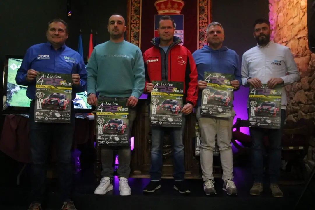 De izda a dcha, Venerando &Aacute;lvarez, de la FAPA; Jos&eacute; Alberto Guti&eacute;rrez, piloto;Jos&eacute; Carlos Men&eacute;ndez, piloto, Jos&eacute; Antonio y Luis D&iacute;az, organizador