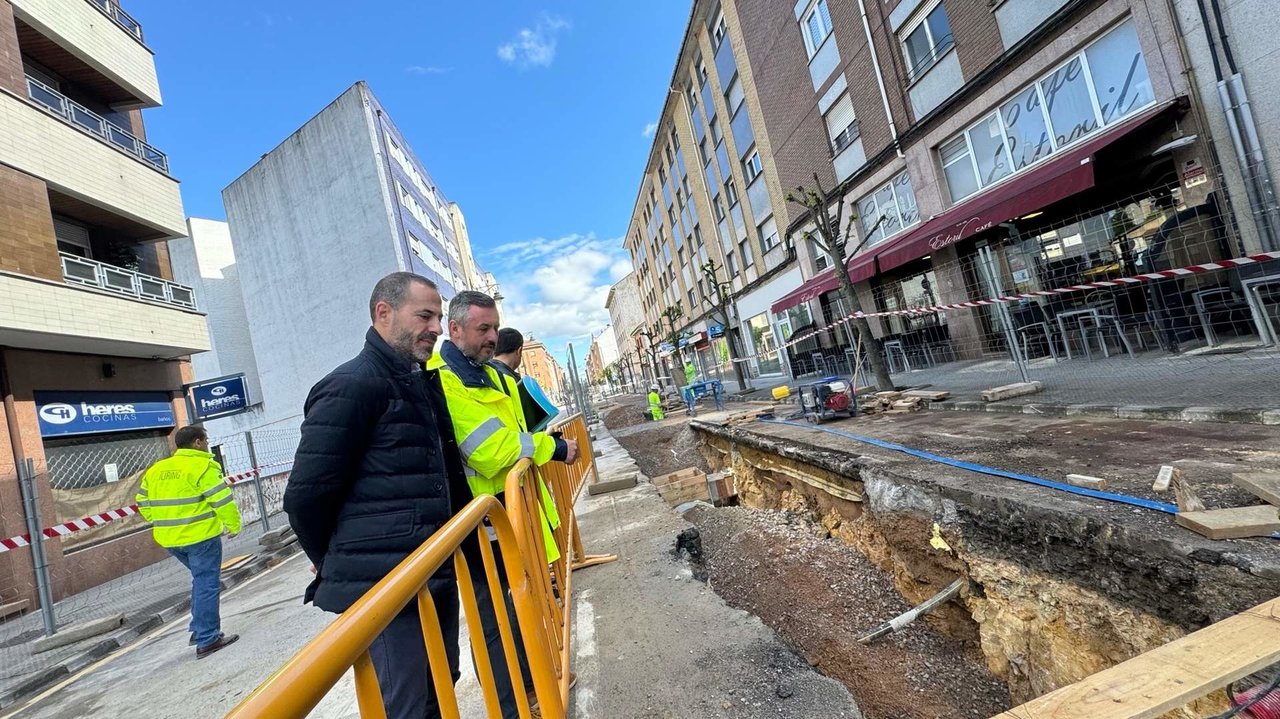 El alcalde y Daniel Navarro, aparejador municipal, observan el avance de las obras