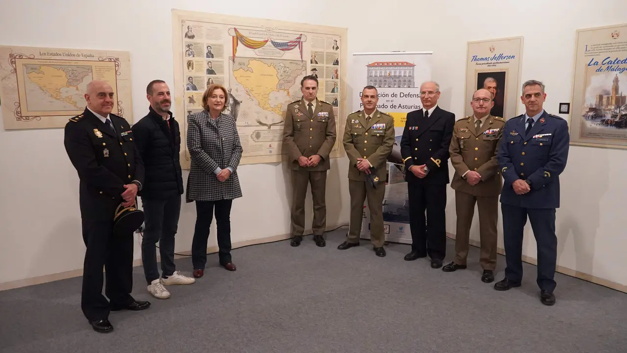 Con el alcalde, de izquierda a derecha, Manuel Alberto Arag&oacute;n, Jefe Polic&iacute;a Nacional; Delia Losa, Delegada de Gobierno en Asturias; Juan Luis Gonz&aacute;lez Mart&iacute;n, delegado de Defensa en Asturias; Jes&uacute;s Mart&iacute;nez Victoria, Coronel del Regimiento de Infanter&iacute;a Pr&iacute;ncipe N&ordm;3; Jos&eacute; Antonio L&oacute;pez, Alf&eacute;rez de Nav&iacute;o; Jes&uacute;s Mar&iacute;a Pina, comandante Relaciones Institucionales, y el subteniente Antonio Trebajo.