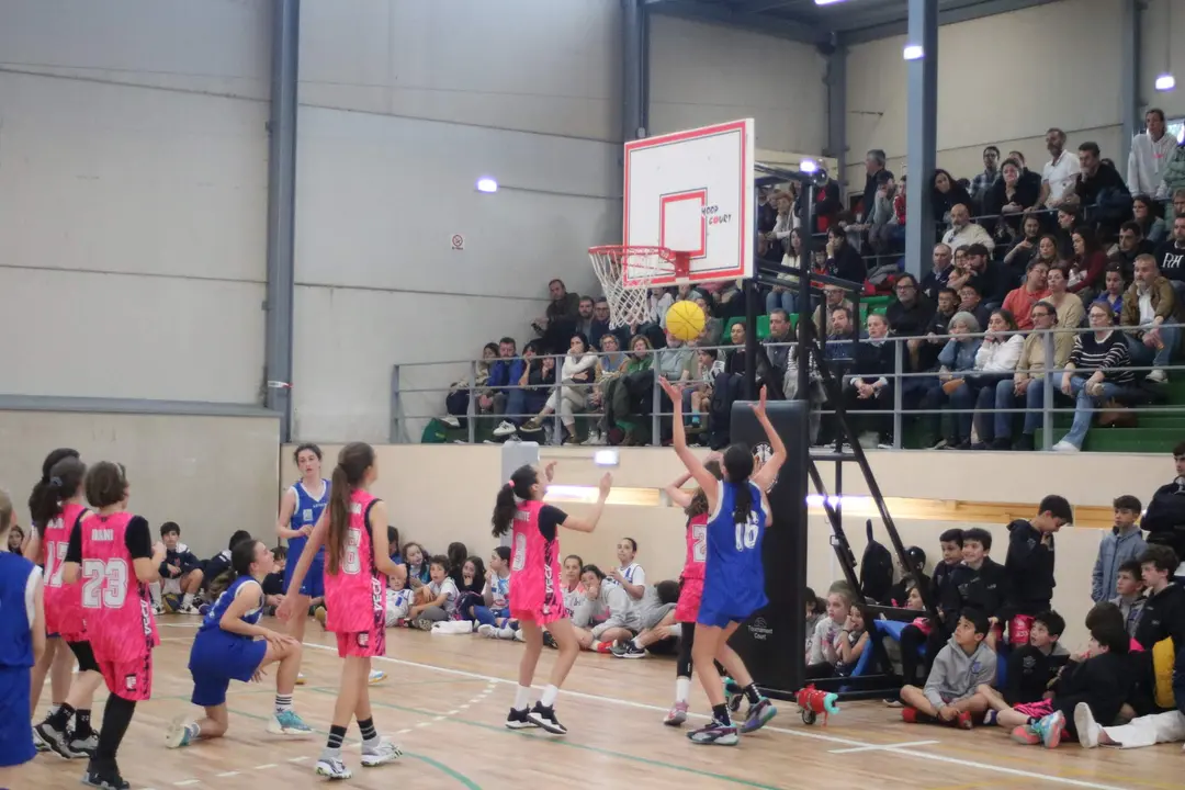 Un momento de la final alev&iacute;n femenina entre el Centro Asturiano y el ADBA San Fern&aacute;ndo, de Avil&eacute;s