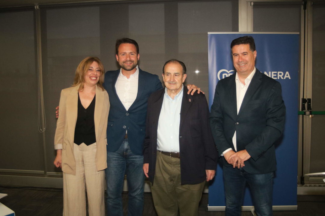 De izda a Dcha, Nuria Niño, nueva secretaria general, Álvaro Queipo, el presidente saliente, Avelino Sánchez y Silverio Argüelles