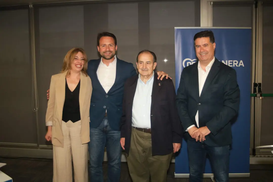 De izda a Dcha, Nuria Ni&ntilde;o, nueva secretaria general, &Aacute;lvaro Queipo, el presidente saliente, Avelino S&aacute;nchez y Silverio Arg&uuml;elles