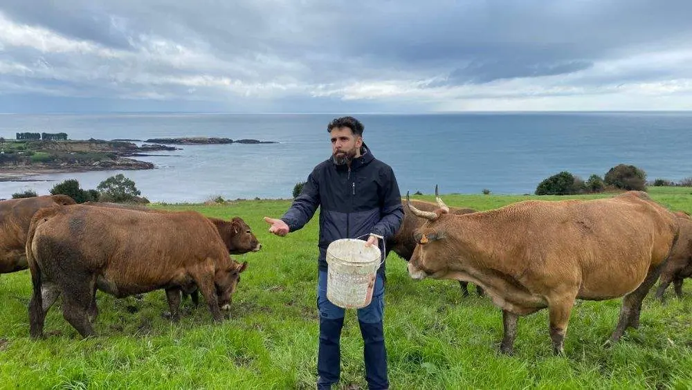 Ram&oacute;n Vi&ntilde;a, ganadero de Ternera Asturiana, explica las peculiaridades de la producci&oacute;n de la IGP (Caser&iacute;a La Piedra).