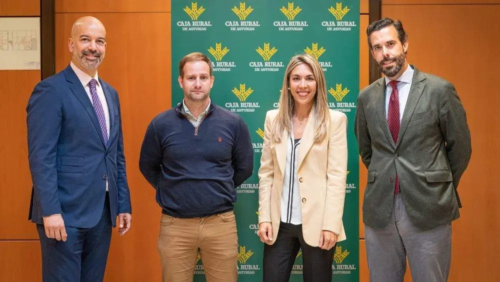 Mariano Esp&iacute;n; director comercial; &Aacute;ngel Garc&iacute;a, gerente AJE; Raquel Bernaldo de Quir&oacute;s, responsable de profesionales y aut&oacute;nomos en Caja Rural de Asturias Y Pablo Garc&iacute;a, presidente de AJE (De izda a dcha)