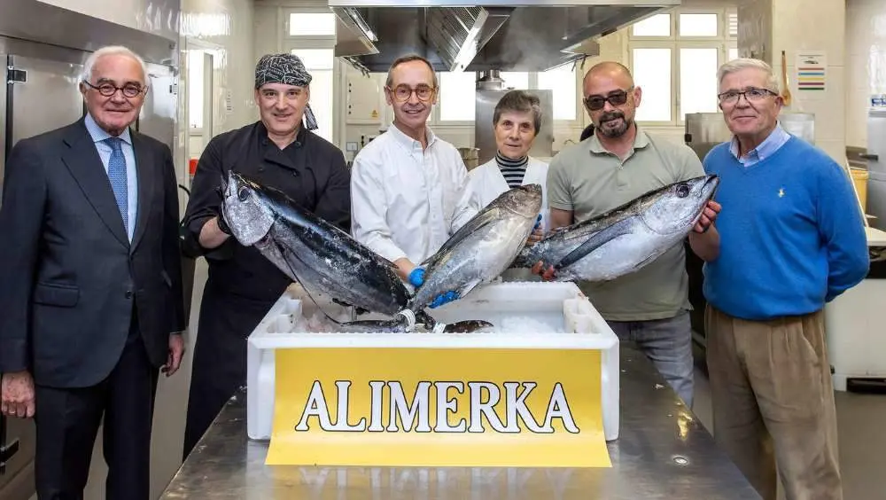 Izda. a dcha: Jos&eacute; Garc&iacute;a-In&eacute;s, Florentino Men&eacute;ndez,
Antonio Blanco, sor Carmen, Armando Prendes y Avelino Ranca&ntilde;o