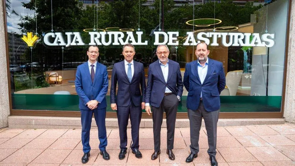 De izda a derecha: director de empresas de Caja Rural de Asturias, Miguel &Aacute;ngel Traverso; subdirector general de Caja Rural de Asturias, Rafael Gonz&aacute;lez Men&eacute;ndez; director general de Avalmadrid, Lorenzo Alonso; director general de Asturgar SGR, &Aacute;ngel Rodr&iacute;guez Vallina