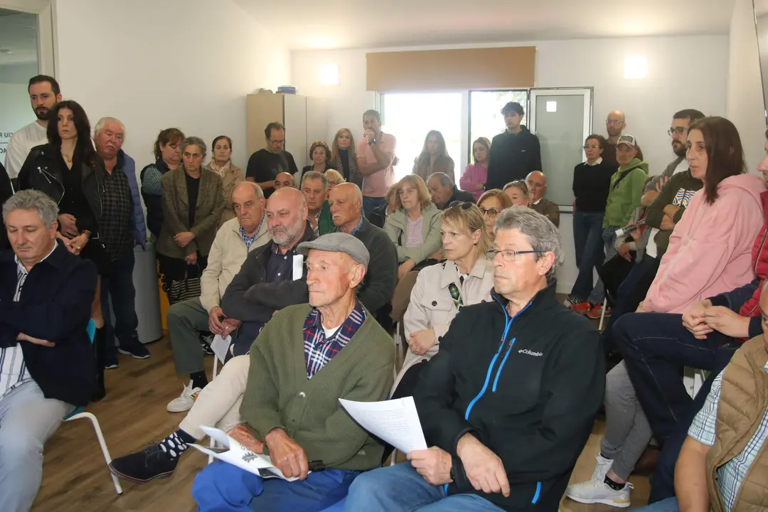 Algunos de los asistentes a la reuni&oacute;n informativa de Soto de Llanera