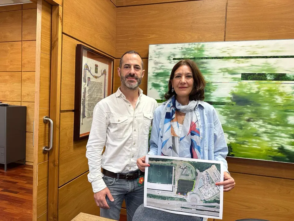 Los responsables municipales muestran un plano del futuro emplazamiento del aparcamiento