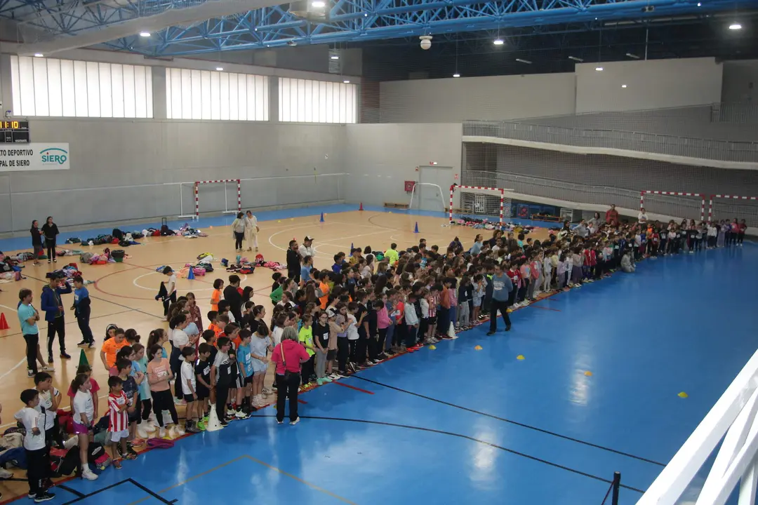 La carrera solidaria tuvo que disputarse en el interior del polideportivo