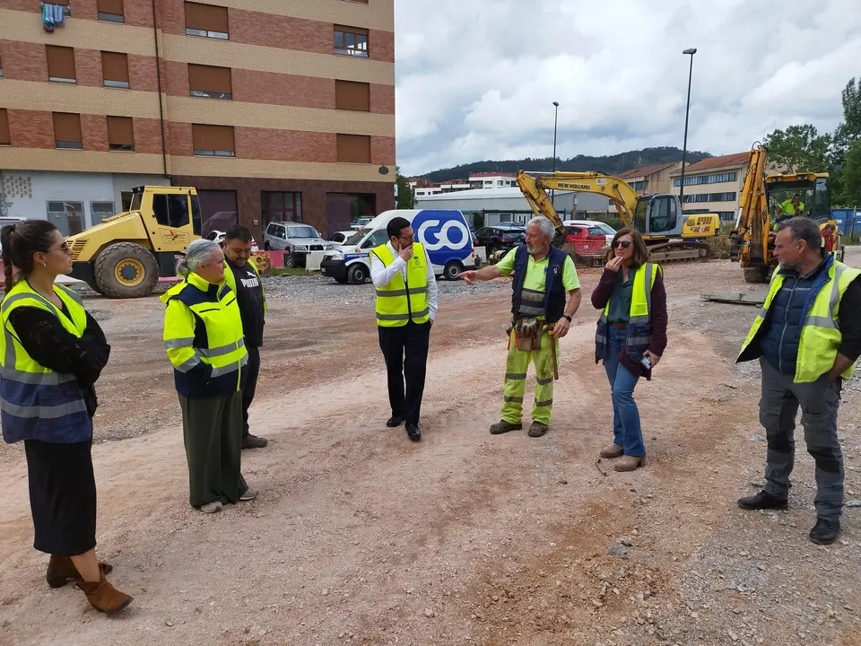 La concejala de obras, Eva Mar&iacute;a P&eacute;rez, segunda por la izquierda, en la zona donde se est&aacute;n ejecutando los trabajos para el nuevo aparcamiento de la calle Berbollo en Posada.