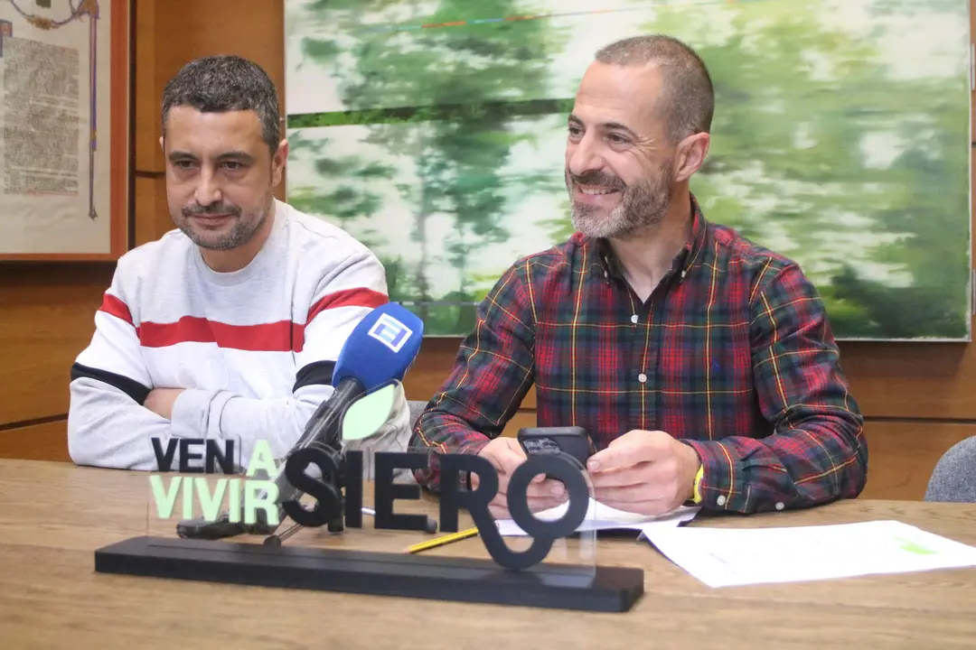 Javier Rodr&iacute;guez, a la izquierda, junto al alcalde Siero