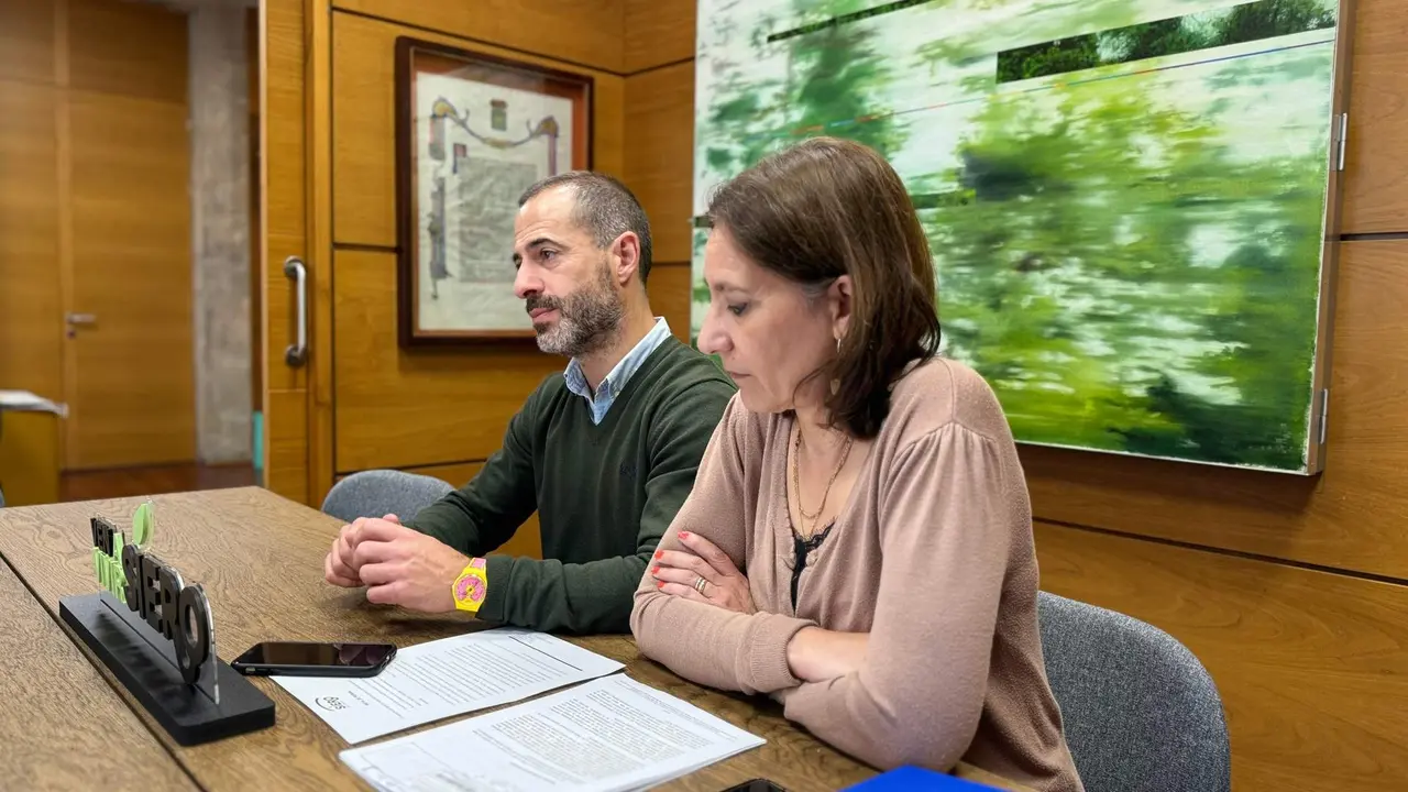 el alcalde de Siero, &Aacute;ngel Garc&iacute;a, y la edil de Comercio, Patricia Antu&ntilde;a