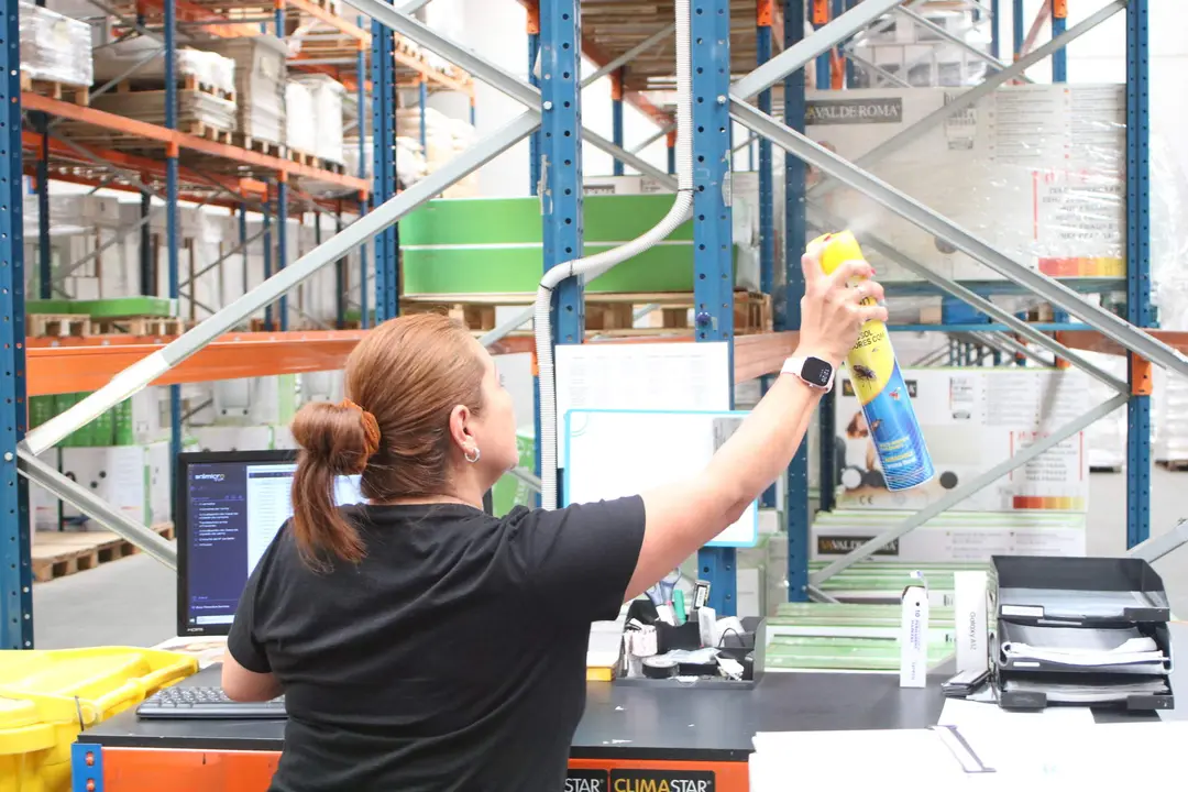 Jeanette L&oacute;pez con el spray matamoscas en el almac&eacute;n de la empresa Climastar
