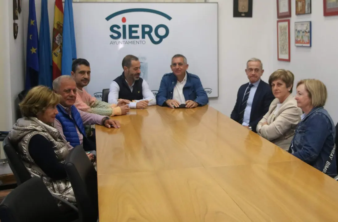 Representantes vecinales y del gobierno poco antes del inicio de la reuni&oacute;n